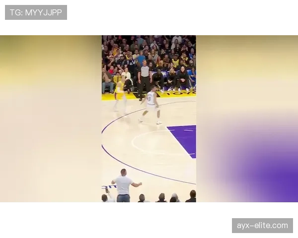 东契奇主导挡拆战术，高效输出改变对手防守布局